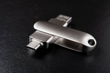 Koyu arkaplan üzerinde çoklu soketler USB flash disk