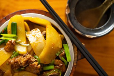 Patatesli kızarmış tavuk ve bir kase çorba ve yatay kompozisyon.