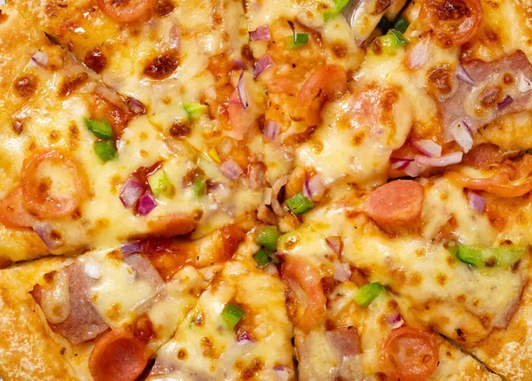 Top View Färsk Pizza Med Bacon Toppings Närbild — Stockfoto