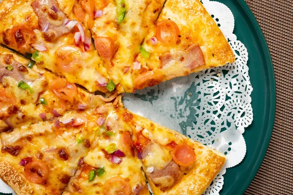 Top View Färsk Pizza Med Bacon Toppings Med Bit Missade — Stockfoto