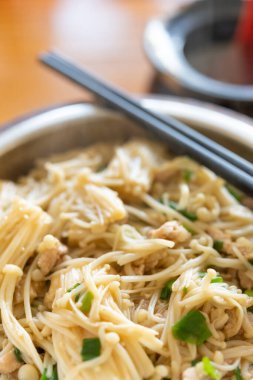 Açılı görünüm fast food enoki mantarı, domuz eti ve pilav ve dikey çorba karışımı.
