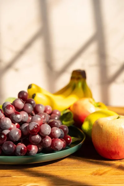 Frutas Artificiais Uma Manhã Ensolarada Composição Vertical — Fotografia de Stock