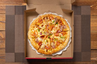 Üstünde pastırma sosu olan taze pizza.