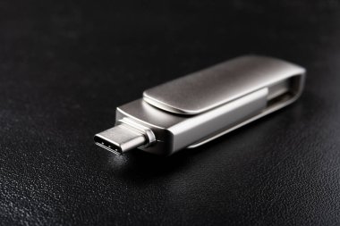 Koyu arkaplan üzerinde çoklu soketler USB flash disk