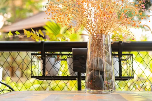 Table Avec Des Fleurs Artificielles Dans Jardin Matin — Photo