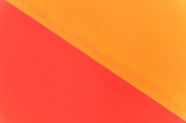 Yarı turuncu, yarı sarı duvar.