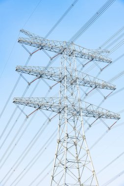 yüksek voltaj güç pilonu bir günde dikey bileşimi