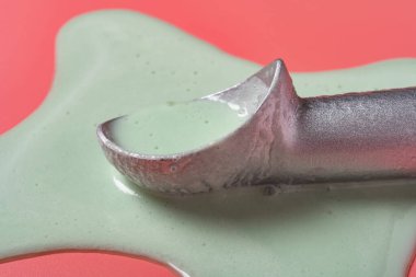 Pembe arka planda erimiş jambon aromalı dondurma.