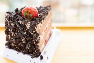 Çilekli çikolata aromalı pasta. Yatay kompozisyonda.