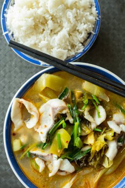 Pirinç dikey kompozisyonu olan baharatlı kaynamış balığın fast food 'u.