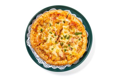 Beyaz üzerine karides ve pastırma soslu taze pizza.