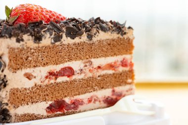 Çilekli çikolata aromalı pasta. Yatay kompozisyonda.