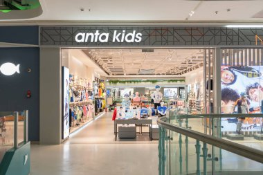 ZHONGSHAN GUANGDONG Çin-Nisan 12021: Anta çocuk alışveriş merkezinden alışveriş yapıyor.