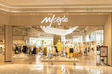 ZHONGSHAN GUANGDONG Çin-Nisan 12021: Alışveriş merkezindeki tarzım.