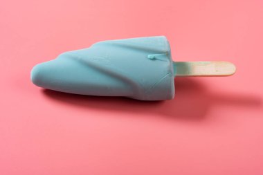 Yandan bakıldığında taze çikolata, içinde buzlu şeker ve pembe bir arka plan.