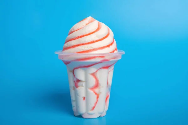 Taza Helado Vainilla Fresca Sobre Fondo Azul — Foto de Stock