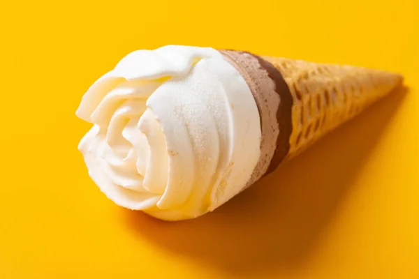 Конус Мороженого Форме Какао Желтом Фоне — стоковое фото