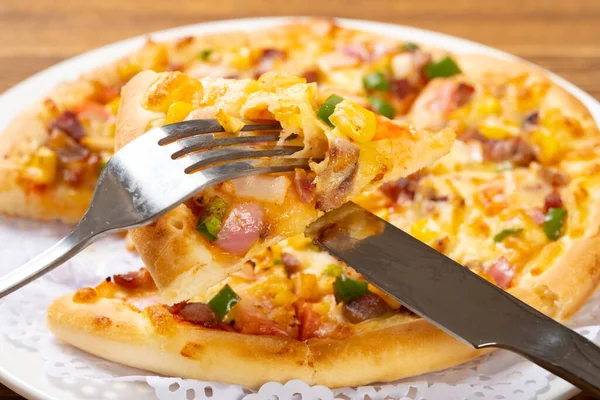 Vinkel Visa Äta Färsk Pizza Med Bbq Fläsk Toppings — Stockfoto