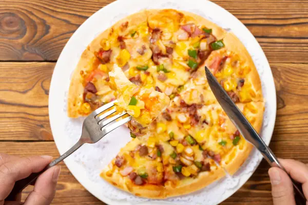 Top View Äta Färsk Pizza Med Grill Fläsk Toppings — Stockfoto