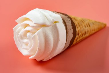 Çiçek şekilli kakao aromalı dondurma külahı pembe arka planda