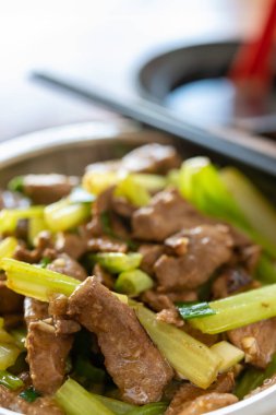 Kerevizli kızarmış domuz eti ve bir kase dikey çorba.