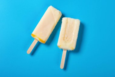 Üst manzara mavi arka planda taze buzlu dondurmalar