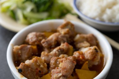 Çin yemeği, domuz pirzolası, kabak, lahana ve bir kase pirinç, yatay kompozisyon.