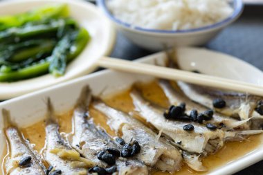 Sebze ve pirinç yatay bileşimli küçük balıkların fast food görüntüsü