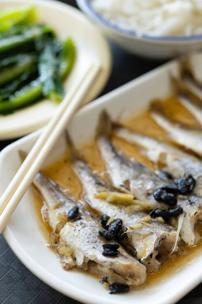 角度表示野菜と米の垂直組成の小さな魚のファーストフード — ストック写真