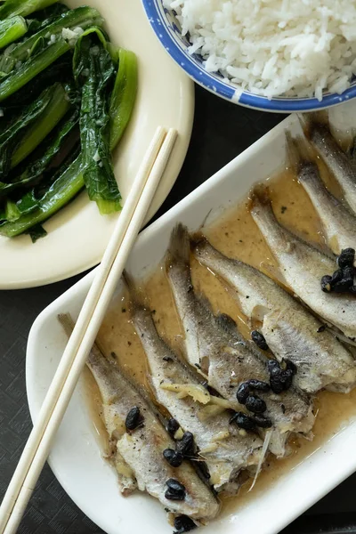 トップ表示野菜と米の垂直組成の小さな魚のファーストフード — ストック写真