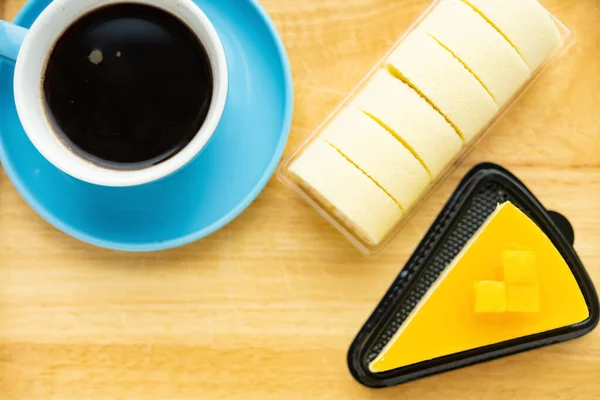 Bovenaanzicht Verse Mango Cake Zoete Broodjes Met Kopje Koffie Horizontale — Stockfoto