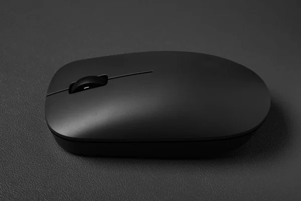 Boční Pohled Černá Bezdrátová Myš Tmavém Pozadí — Stock fotografie
