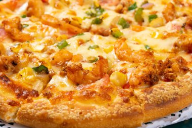 Açılı, taze pizza, karides ve pastırma malzemesi.