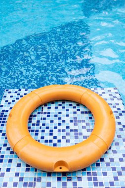 Yüzme havuzunun kenarındaki açı görüş şamandırası dikey bileşimi