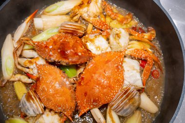 Evde tavayla taze fırsatlar pişiriyorum.