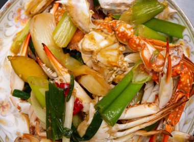 Tabakta taze pişmiş fırsatlar.