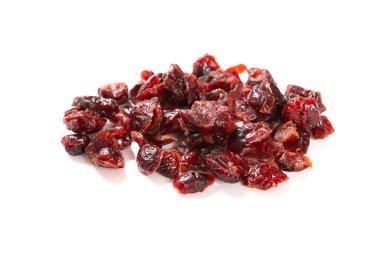 Açı görünümü beyaz arkaplanda kuru yaban mersini