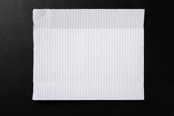 Vue Dessus Morceau Carton Blanc Ondulé Sur Fond Sombre — Photo