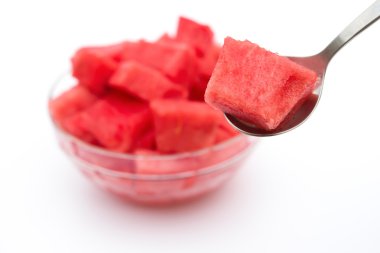 beyaz üzerine kaşık ile karpuz bir parça alarak