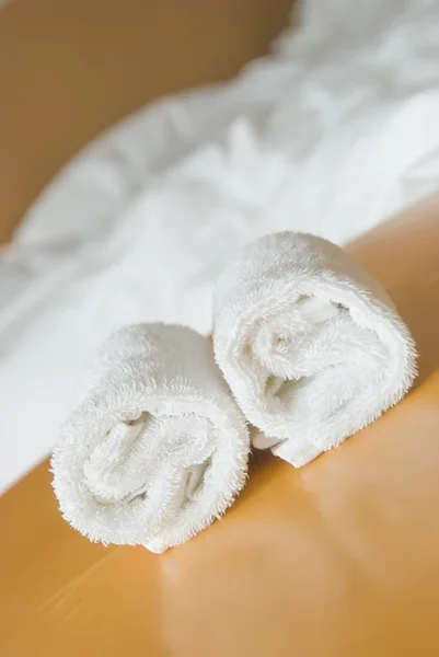 Handdoeken op tafel in een hotelkamer — Stockfoto