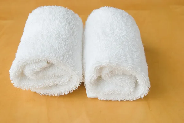 Dos rollos de rollo de toalla blanca en panel de madera —  Fotos de Stock