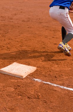 bir beysbol oyununda temel adam
