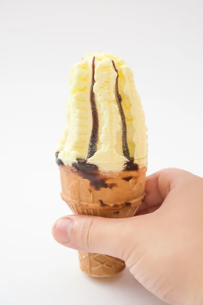 Mano sosteniendo un cono de helado — Foto de Stock