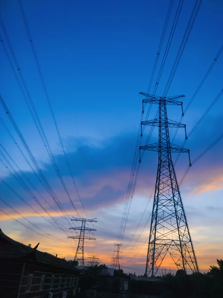 高電圧電力鉄塔太陽セット — ストック写真