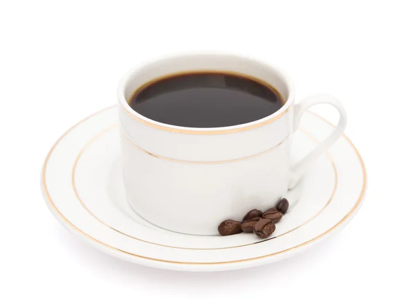 Чашка кофе и кофейных зерен с вырезкой — стоковое фото