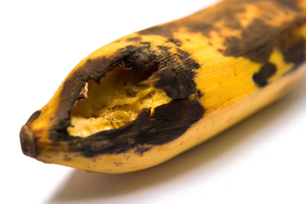 Banana madura inibida por inseto em branco — Fotografia de Stock