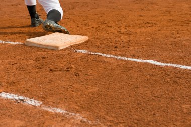 bir beysbol oyununda temel adam