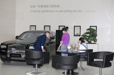 Satış temsilcisi bir lüks Ghost Rolls Royce bir bayanla tanıtımı.
