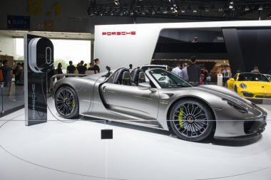 Otomobil fuarına süper araba Porsche 918 Spyder