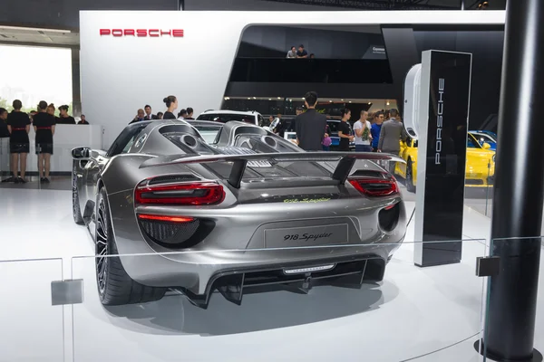 Otomobil fuarına 2 süper araba Porsche 918 Spyder — Stok fotoğraf